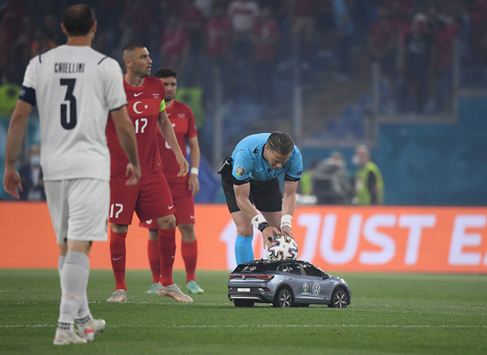 Mô hình ô tô điện chở bóng tại trận khai mạc Euro 2020 gây nhiều ấn tượng